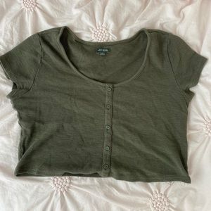Green cropped tee